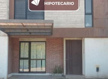 Casa · 135m² · 4 Ambientes · 1 Cochera · Duplex en Venta en Claros del Bosque, 2 Dorm., 2 Baños, Seguridad 24 Hrs. Apto Credito