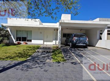 Casa · 360m² · 8 Ambientes · 2 Cocheras · Espectacular Casa en Una Sola Planta en Claros del Bosque, Recibe Menor!