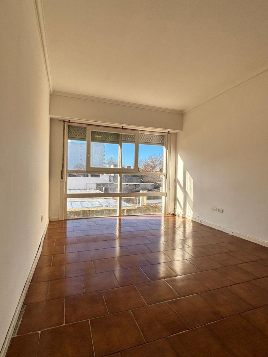 Departamento de 2 ambientes impecable, con orientación al contrafrente abierto, soleado y super luminoso.