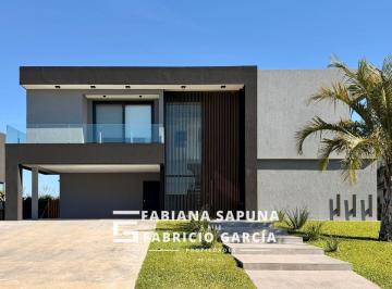 Casa · 387m² · 6 Ambientes · 4 Cocheras · Venta Casa 6 Ambientes Amoblada Fondo a Laguna - Terralagos