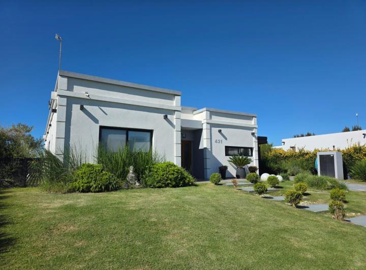 Casa · 214m² · 4 Ambientes · 2 Cocheras