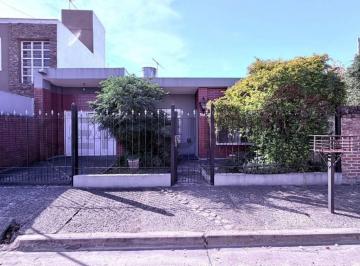 Casa · 93m² · 3 Ambientes · 2 Cocheras · Venta de Casa 3 Ambientes Apta Crédito en Esquina con Jardín y Cochera en San Antonio de Padua, Merl