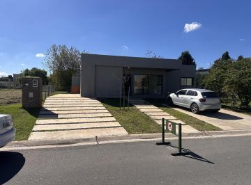 Casa · 200m² · 5 Ambientes · 4 Cocheras · Casa en Venta en San Sebastian Area 2