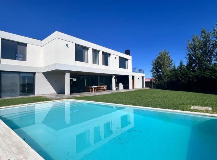Casa · 308m² · 6 Ambientes · 4 Cocheras