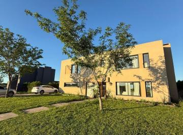 Casa · 250m² · 9 Ambientes · Casa en Venta - 4 Dorm. 4 Baños - Loma Verde