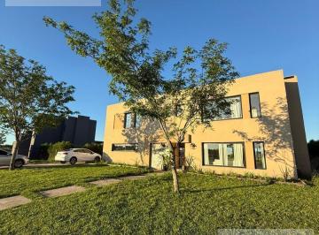 Casa · 250m² · 9 Ambientes · Casa en Venta - 4 Dorm. 4 Baños - Loma Verde