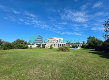 Casa · 210m² · 5 Ambientes · 2 Cocheras · Casa en Barrio Fincas de San Vicente Sobre Lote de 3000 m²