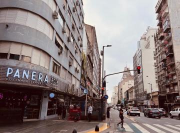 a5bae48f-c871-46aa-8682-4e17a2026eb0.jpg · Oportunidad. Departamento en Destacado Edificio Sobre Av Corrientes. Muy Luminoso