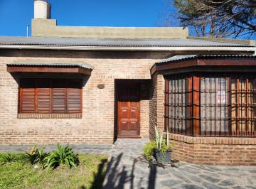 Casa · 200m² · 5 Ambientes · Casa en Venta - 4 Dorm. 2 Baños - 660 m² - Ingeniero Adolfo Sourdeaux