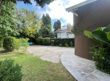 Casa · 325m² · 8 Ambientes · 6 Cocheras · Casa Quinta en Venta de 8 Ambientes Villa Rosa