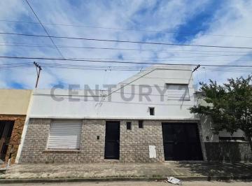 Casa · 165m² · 8 Ambientes · 1 Cochera · Casa en Venta en Berisso de 5 Dorm.