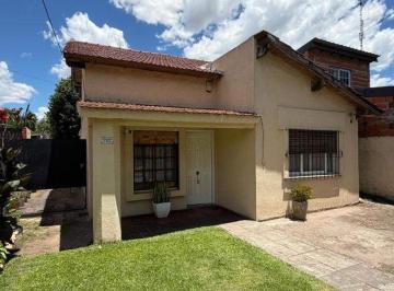 Casa · 80m² · 3 Ambientes · 1 Cochera · Casa en Venta con Amplio Parque y Potencial Ampliacion