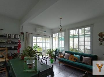 Casa · 300m² · 5 Ambientes · 1 Cochera · Casa en Venta - 4 Dorm. 2 Baños - Cochera - 300 m² - Laprida