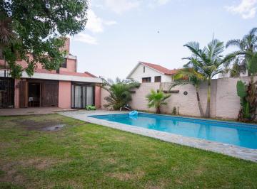 Casa · 266m² · 6 Ambientes · 2 Cocheras · Venta de Casa 6 Ambientes con Amplio Jardín y Piscina en Ramos Mejía.
