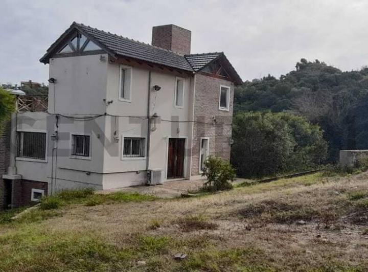 Casa · 300m² · 4 Ambientes · 2 Cocheras