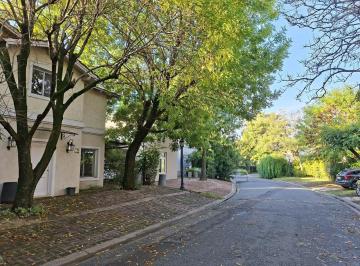 Casa · 180m² · 8 Ambientes · 2 Cocheras · Venta Casa en Barrio Santa Clara, San Fernando con Jardín, Pileta y 5 Dorm.