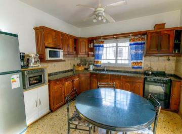 Casa · 192m² · 5 Ambientes · 1 Cochera · Venta Sarandi Casa 5 Amb Patio + Cochera