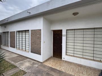 Casa · 90m² · 4 Ambientes · 1 Cochera · Casa en Venta en Moreno con Excelente Iluminacion