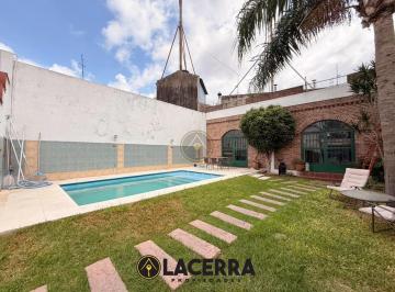 Casa · 200m² · 4 Ambientes · 4 Cocheras · Casa 4 Ambientes con Piscina, Quincho y Garage en Venta