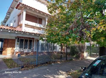 Casa · 200m² · 5 Ambientes · 2 Cocheras · Casa en Castelar Norte, Excelente Ubicación