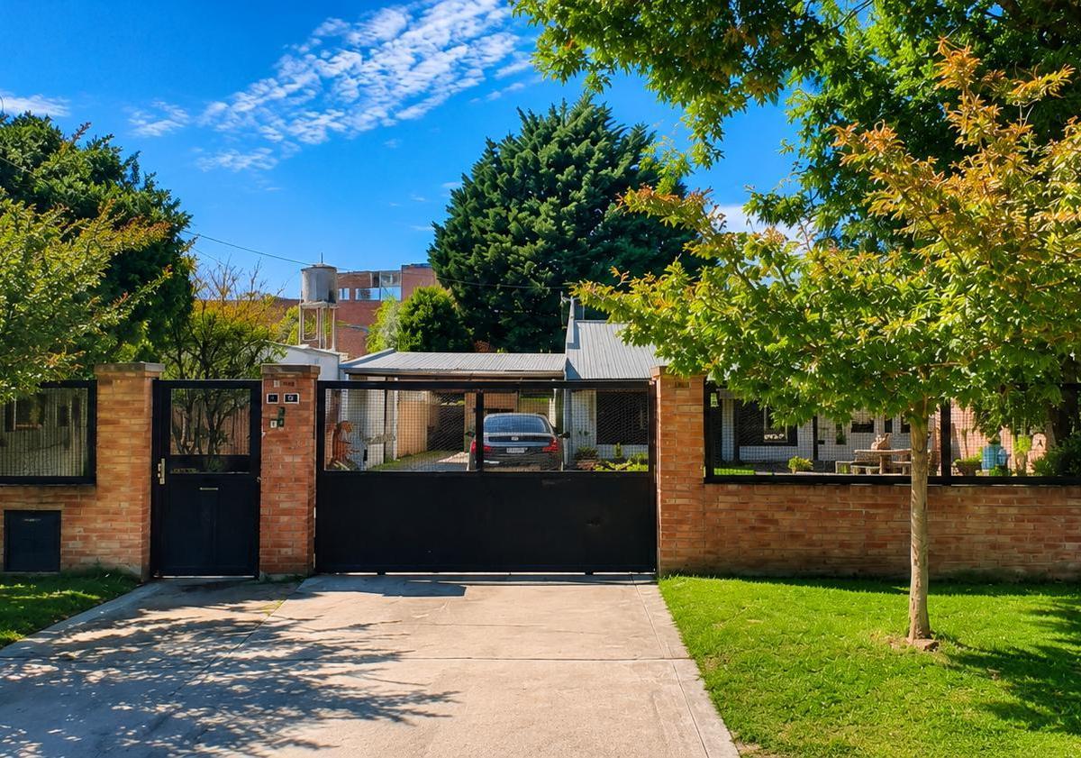Chalet 3 amb, 100m² en barrio Atlántida con amplio parque y 4 coch.