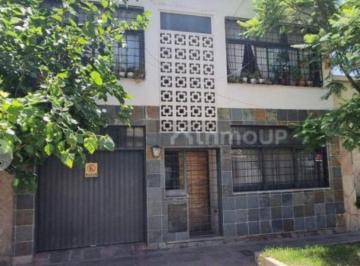 Casa · 245m² · 4 Ambientes · 1 Cochera · Venta Casa / Departamentos