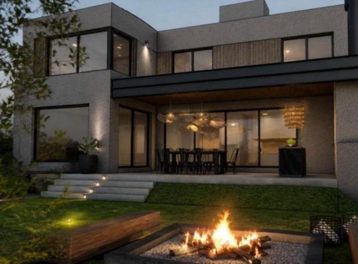 Casa · 301m² · 6 Ambientes · 2 Cocheras