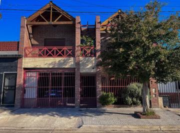 Frente · Casa de 4 Dorm. con Pileta, Garage y Balcón