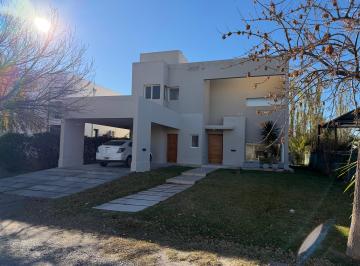 Casa de 4 ambientes, General Roca · Casa Gerencial Altos de Viterbori - General Roca