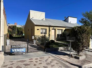 Casa · 50m² · 3 Ambientes · 1 Cochera · Casa en Venta en Puerto Madryn de 2 Dorm.