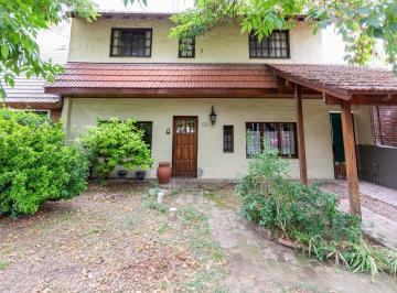 Casa · 174m² · 5 Ambientes · 1 Cochera · Casa en Venta, 5 Ambientes con Hermoso Jardin
