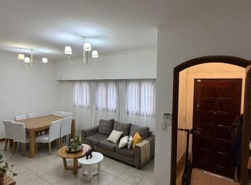 Casa · 100m² · 6 Ambientes · Moreno 2400 4 Dorm. con Patio y Doble Terraza –