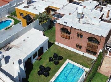 Casa · 400m² · 10 Ambientes · 2 Cocheras · Vendo Casa en B° Cerro de Las Rosas, Importante