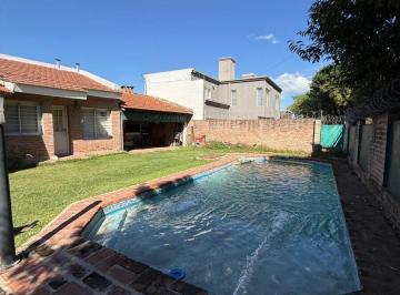Casa · 201m² · 8 Ambientes · 1 Cochera · Casa en Venta 3dorm, Pileta, Arguello