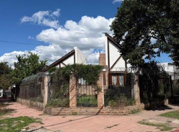 Casa · 201m² · 8 Ambientes · 1 Cochera · Casa en Venta 3dorm, Pileta, Arguello