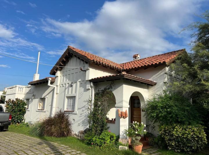 Casa · 242m² · 6 Ambientes · 1 Cochera