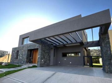 Casa de 9 ambientes, Vistalba · Casa en Aguaribay — Sector Valle. — 3 Dorm. — Apta Crédito Hipotecario.