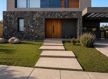 Casa de 9 ambientes, Vistalba · Casa en Aguaribay — Sector Valle. — 3 Dorm. — Apta Crédito Hipotecario.