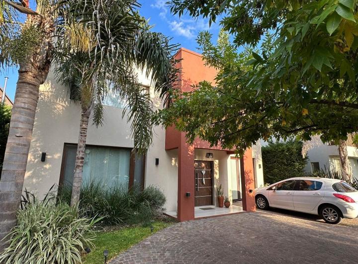 Casa · 290m² · 5 Ambientes · 4 Cocheras