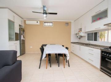 Casa · 196m² · 7 Ambientes · 1 Cochera · Casa en Venta 2 Plantas, 5 Dorm. Patio y Cochera