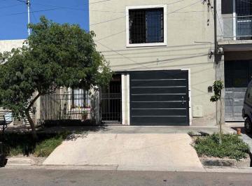 Casa · 210m² · 5 Ambientes · 1 Cochera · Casa en Venta con Departamento en Villa Nueva
