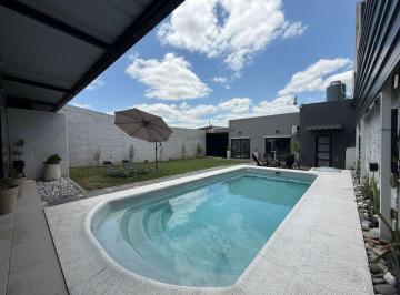 Casa · 121m² · 2 Ambientes · 3 Cocheras · Casa en Venta 2 Ambientes con Pileta en Glew