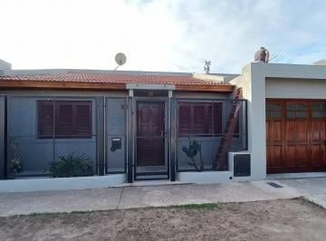 Casa · 120m² · 4 Ambientes · 2 Cocheras · Casa en Venta - 3 Dorm. 2 Baños - 200 m² - Pehuajó