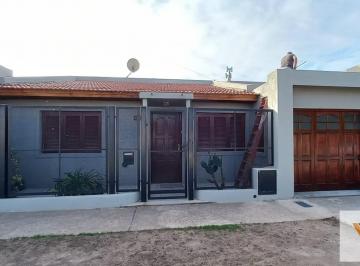 Casa · 120m² · 4 Ambientes · 2 Cocheras · Casa en Venta - 3 Dorm. 2 Baños - 200 m² - Pehuajó