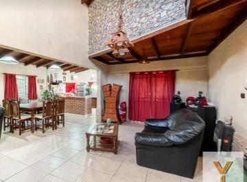 Casa · 492m² · 5 Ambientes · Casa en Venta - 3 Dorm. 2 Baños - Local - 4662 m² - Ensenada