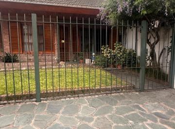 Casa · 230m² · 5 Ambientes · 2 Cocheras · Casa 5 Amb con Jardin, Quincho, Cochera Pasante, Playroom