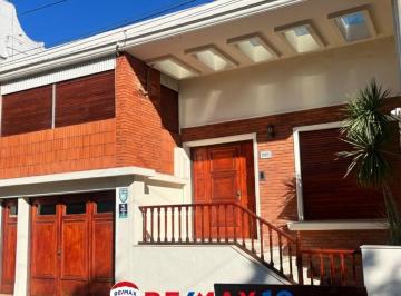 Casa · 210m² · 10 Ambientes · 1 Cochera · Gran Oportunidad en Peno Centro de La Ciudad