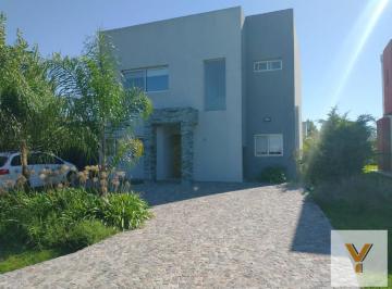 Casa · 170m² · 5 Ambientes · 6 Cocheras · Casa en Venta - 3 Dorm. 2 Baños - Cocheras - 170 m² - Altos de Hudson II, Hudson