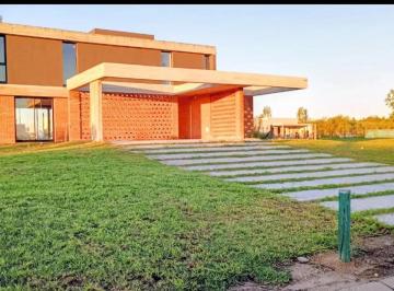 Casa · 215m² · 5 Ambientes · 2 Cocheras · Casa en Venta - 4 Dorm. 4 Baños - Escobar