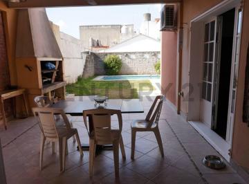 Casa · 220m² · 5 Ambientes · 1 Cochera · Venta Casa 7 Ambientes con Pileta y Parrilla